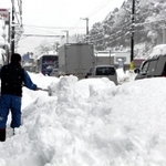 積雪や路面凍結で交通状況は一変する。車の運転にはくれぐれも注意を＝２０１７年１月、養父市内