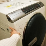 ドラム式洗濯機。チャイルドロック機能を示すボタンを押しておけば、事故防止につながる