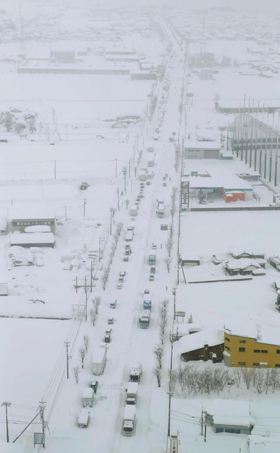 大雪に見舞われた福井県坂井市の国道８号周辺＝７日午後０時20分（共同通信社機から）