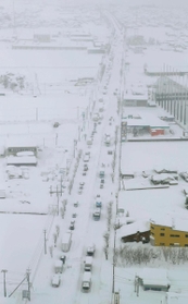 大雪に見舞われた福井県坂井市の国道８号周辺＝７日午後０時20分（共同通信社機から）