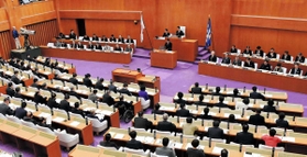兵庫県議会の本会議場。１６日からの定例議会では約１カ月間にわたり、知事の予算案の提案説明や、議員側の質問などが繰り広げられる