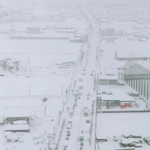 大雪に見舞われた福井県坂井市の国道８号周辺＝７日午後０時20分（共同通信社機から）