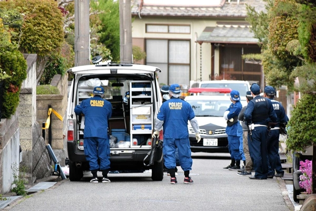 心中とみられる現場に駆け付けた捜査員。兵庫県内でも自殺や心中は後を絶たない＝三木市内