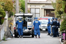 心中とみられる現場に駆け付けた捜査員。兵庫県内でも自殺や心中は後を絶たない＝三木市内