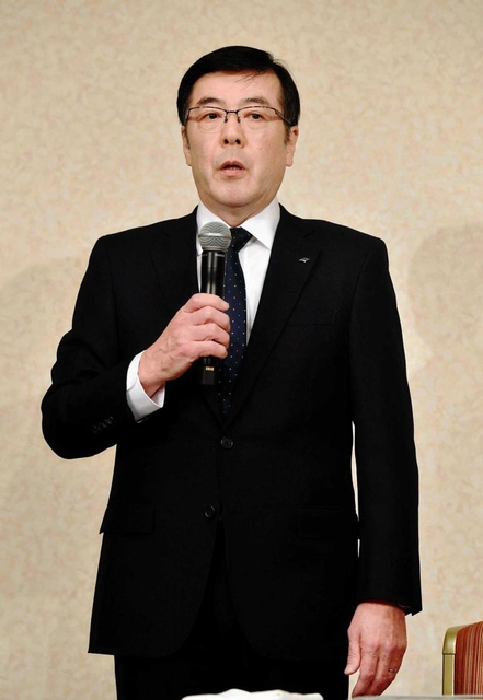 神戸製鋼所の新社長就任会見に臨んだ山口貢氏＝東京都内