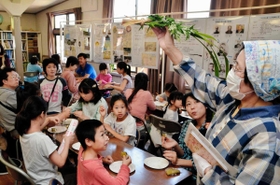 この時期、各地でかしわ餅づくりのイベントが行われる＝三田市内