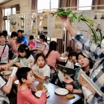 この時期、各地でかしわ餅づくりのイベントが行われる＝三田市内