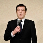 神戸製鋼所の新社長就任会見に臨んだ山口貢氏＝東京都内