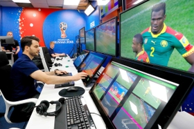 サッカーＷ杯ロシア大会で導入されたＶＡＲの視聴覚室。映像を確認するモニターなどが並ぶ＝モスクワ