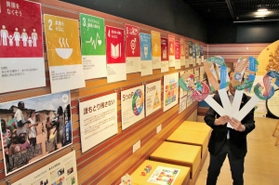 ＳＤＧｓを紹介するＪＩＣＡ関西の広報展示室＝神戸市中央区脇浜海岸通１