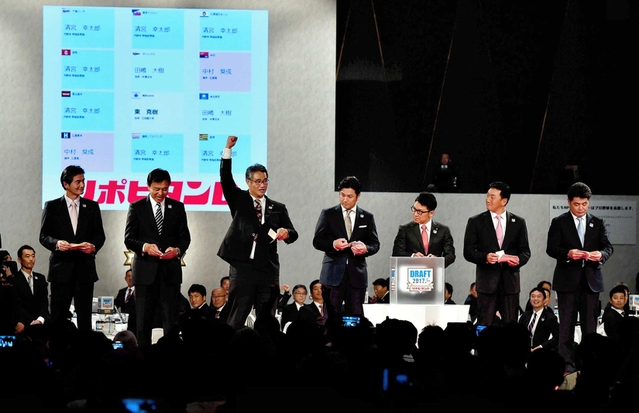 早実・清宮幸太郎選手に７球団が競合した昨年のドラフト会議。日本ハム・木田優夫ＧＭ補佐（左から３人目）が当たりくじを引いた＝東京都内