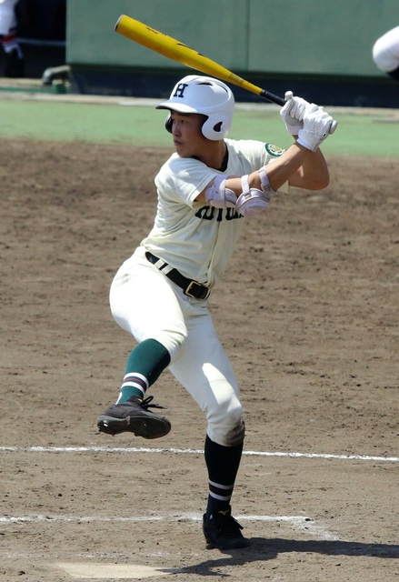 走攻守の三拍子そろった遊撃手として上位指名が予想される報徳の小園海斗選手。１位指名ならくじで行き先が決まるかも？＝姫路市、ウインク球場