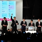 早実・清宮幸太郎選手に７球団が競合した昨年のドラフト会議。日本ハム・木田優夫ＧＭ補佐（左から３人目）が当たりくじを引いた＝東京都内