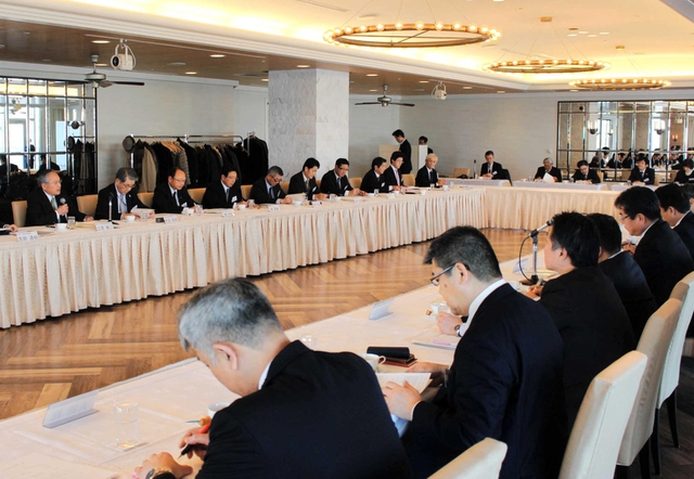 春闘に合わせ、労働者と経営者が意見交換した懇談会＝神戸市中央区波止場町