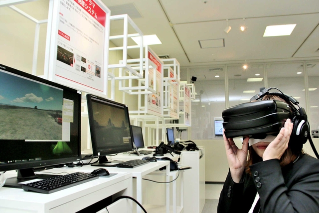 ＮＴＴドコモが９月に開いた「ドコモ５ＧオープンラボＯＳＡＫＡ」。ゴーグルを着けると、仮想現実（ＶＲ）空間で８Ｋの映像を３６０度見ることができる＝大阪市北区梅田１