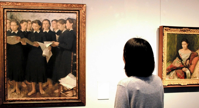 館内の小磯良平記念室に並ぶ小磯の名作「斉唱」（左）＝神戸市中央区、兵庫県立美術館
