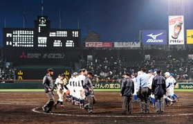 この春の選抜大会で、第２試合に続いて延長１５回引き分け再試合となった高崎健康福祉大高崎－福井工大福井。選手への負担は少なくない＝３月２６日、西宮市の甲子園球場