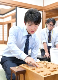 加古川青流戦で１８連勝を達成した藤井聡太四段＝１８日、大阪市福島区、関西将棋会館