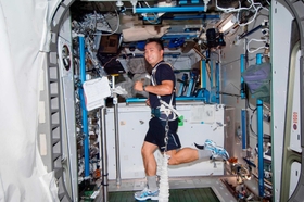 １３年１１月、運動器具でトレーニングする若田光一さん（国際宇宙ステーション、ＪＡＸＡ／ＮＡＳＡ提供）
