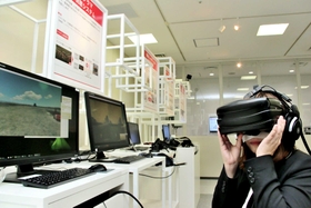 ＮＴＴドコモが９月に開いた「ドコモ５ＧオープンラボＯＳＡＫＡ」。ゴーグルを着けると、仮想現実（ＶＲ）空間で８Ｋの映像を３６０度見ることができる＝大阪市北区梅田１