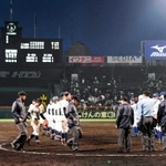 この春の選抜大会で、第２試合に続いて延長１５回引き分け再試合となった高崎健康福祉大高崎－福井工大福井。選手への負担は少なくない＝３月２６日、西宮市の甲子園球場