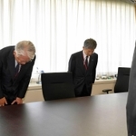 性能データ改ざんの経緯を報告し、謝罪する神戸製鋼所の川崎博也会長兼社長（左）＝１２日、経産省