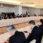 春闘に合わせ、労働者と経営者が意見交換した懇談会＝神戸市中央区波止場町