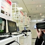 ＮＴＴドコモが９月に開いた「ドコモ５ＧオープンラボＯＳＡＫＡ」。ゴーグルを着けると、仮想現実（ＶＲ）空間で８Ｋの映像を３６０度見ることができる＝大阪市北区梅田１