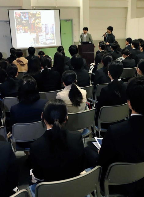 合同説明会で、企業の説明に耳を傾ける大学生ら＝神戸市中央区 
