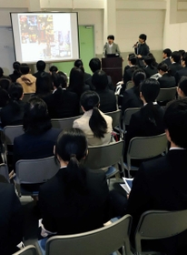合同説明会で、企業の説明に耳を傾ける大学生ら＝神戸市中央区 