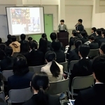 合同説明会で、企業の説明に耳を傾ける大学生ら＝神戸市中央区 