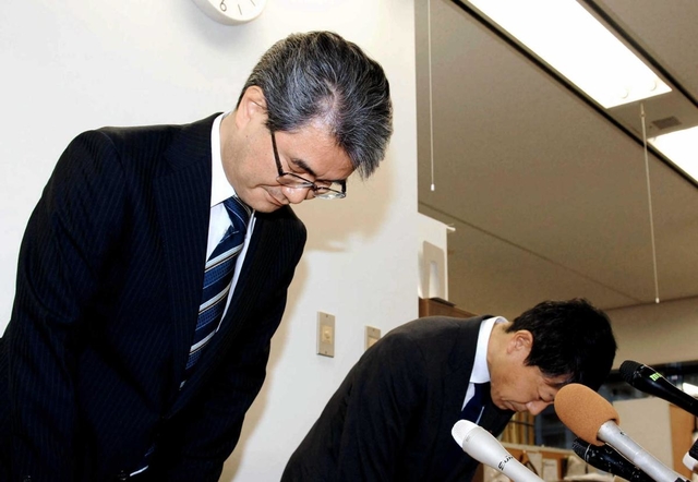 会見で謝罪する市職労の川崎真二副委員長（左、肩書きはいずれも当時）と若松高志書記長＝昨年１１月、神戸市役所