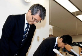 会見で謝罪する市職労の川崎真二副委員長（左、肩書きはいずれも当時）と若松高志書記長＝昨年１１月、神戸市役所