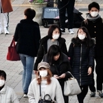 インフルエンザの流行期に入り、街の中でもマスク姿の人たちが目立つ＝神戸市中央区三宮町１