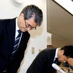会見で謝罪する市職労の川崎真二副委員長（左、肩書きはいずれも当時）と若松高志書記長＝昨年１１月、神戸市役所