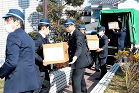 西宮市上下水道局を捜索し、資料を運び出す兵庫県警の捜査員＝１月３０日、西宮市池田町