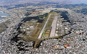 市街地の中にある米軍普天間飛行場＝沖縄県宜野湾市