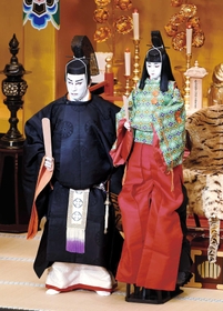 「三國無双瓢箪久　出世太閤記」で羽柴秀吉を演じる市川海老蔵さん（左）と三法師役の堀越勸玄ちゃん＝２０１８年７月、東京・歌舞伎座（松竹提供）