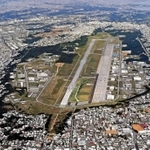 市街地の中にある米軍普天間飛行場＝沖縄県宜野湾市
