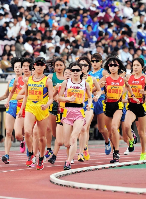 グランプリ女子１万メートル決勝は大会のハイライトの一つ。過去には何度も日本記録が誕生した＝２０１８年４月、ユニバー記念競技場