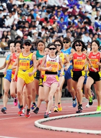 グランプリ女子１万メートル決勝は大会のハイライトの一つ。過去には何度も日本記録が誕生した＝２０１８年４月、ユニバー記念競技場