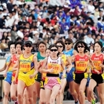 グランプリ女子１万メートル決勝は大会のハイライトの一つ。過去には何度も日本記録が誕生した＝２０１８年４月、ユニバー記念競技場