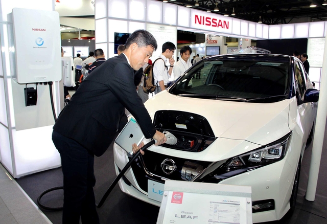 国際電気自動車シンポジウム・展示会で、電気自動車「リーフ」を紹介する日産自動車のブース＝２０１８年１０月、神戸市中央区港島中町６