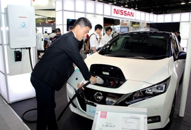 国際電気自動車シンポジウム・展示会で、電気自動車「リーフ」を紹介する日産自動車のブース＝２０１８年１０月、神戸市中央区港島中町６