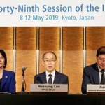 新たなガイドラインについて説明するＩＰＣＣの李会晟議長（中央）＝１３日