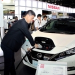 国際電気自動車シンポジウム・展示会で、電気自動車「リーフ」を紹介する日産自動車のブース＝２０１８年１０月、神戸市中央区港島中町６
