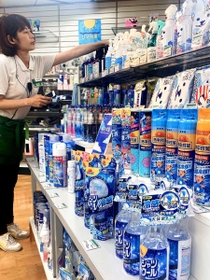 冷却スプレーなどの冷感グッズをそろえた売り場＝神戸市中央区下山手通２、東急ハンズ三宮店