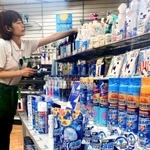冷却スプレーなどの冷感グッズをそろえた売り場＝神戸市中央区下山手通２、東急ハンズ三宮店
