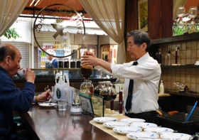 カウンターの席では、目の前でコーヒーをいれるのを楽しめる＝神戸市中央区元町通１