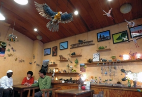 ジンバブエのビーズアートが並ぶ店内。「展示内容を毎月替えるので、その度に店が生まれ変わるんです」＝伊丹市中央３